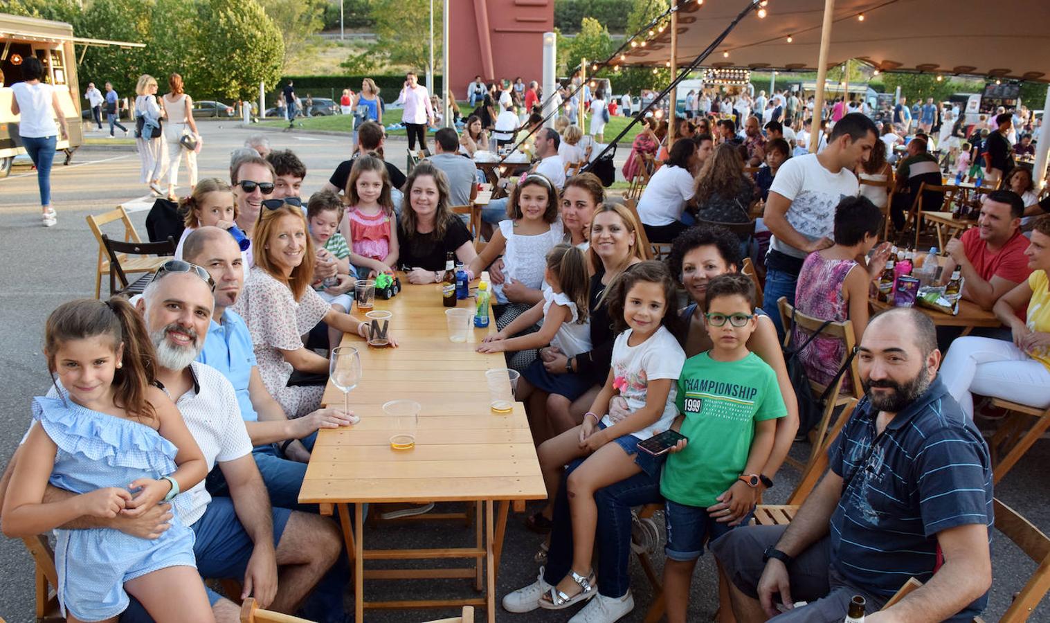 El museo Würth vivió anohe su tercera jornada musical del verano. Las propuestas musicales de los pinchadiscos Lourdes Madow y Mamily Men animaron la jornada al numeroso público que se acercó a la pradera de Agoncillo a disfrutar de la velada.