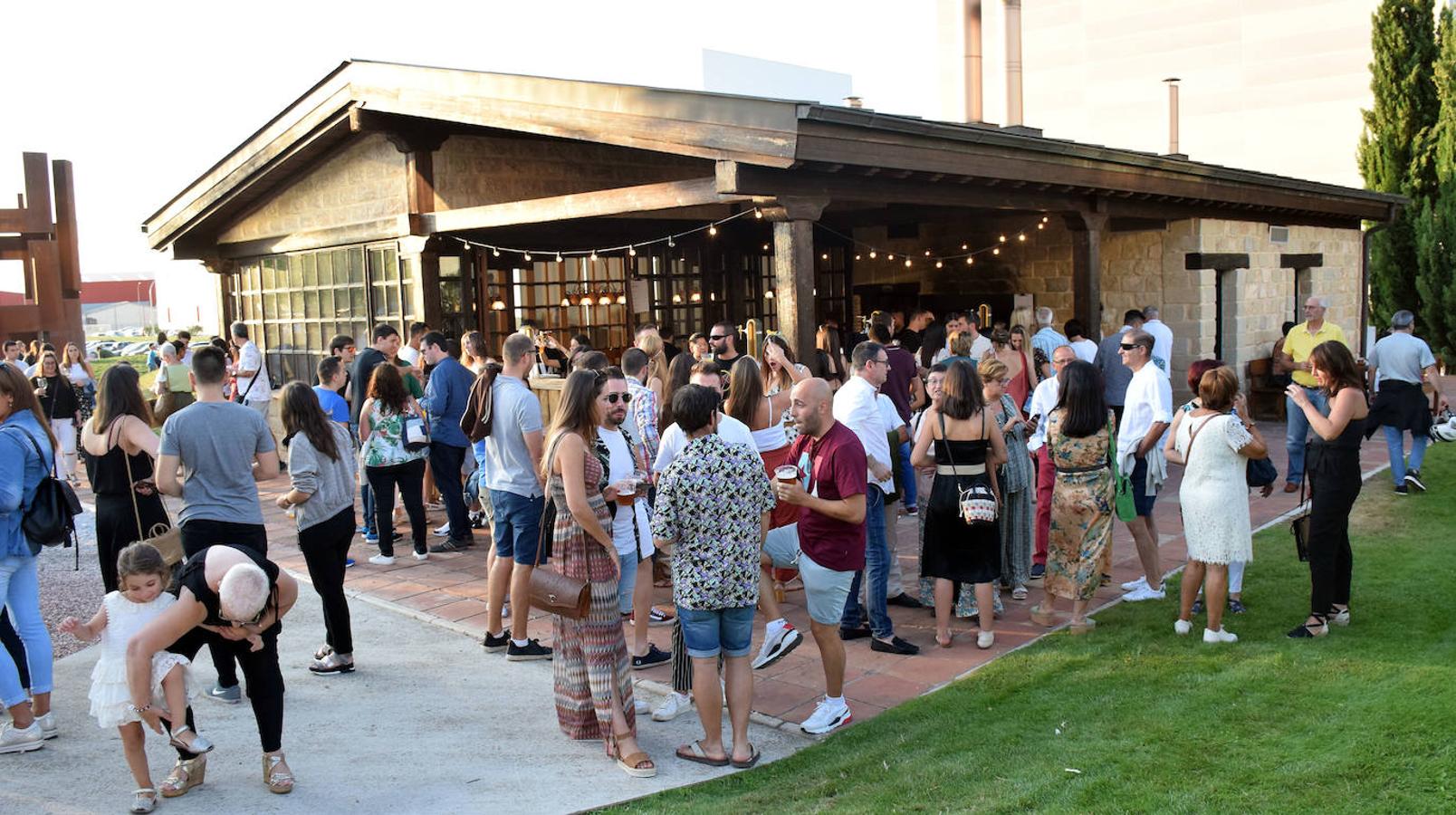 El museo Würth vivió anohe su tercera jornada musical del verano. Las propuestas musicales de los pinchadiscos Lourdes Madow y Mamily Men animaron la jornada al numeroso público que se acercó a la pradera de Agoncillo a disfrutar de la velada.