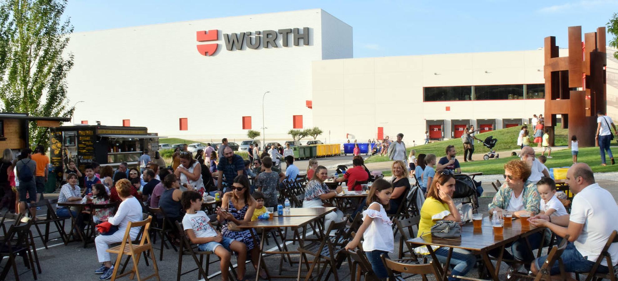 El museo Würth vivió anohe su tercera jornada musical del verano. Las propuestas musicales de los pinchadiscos Lourdes Madow y Mamily Men animaron la jornada al numeroso público que se acercó a la pradera de Agoncillo a disfrutar de la velada.