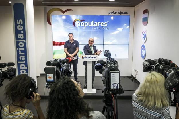 Diego Bengoa y Jesús Ángel Garrido, durante la rueda de prensa que ofrecieron ayer en la sede del PP.