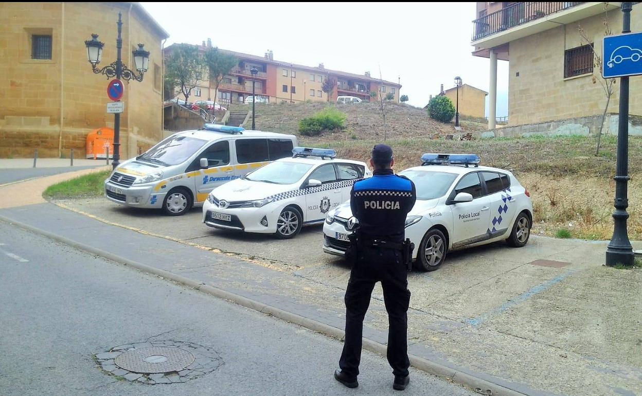 La Policía Local evita el suicidio de un hombre que se colgó de un árbol en Haro