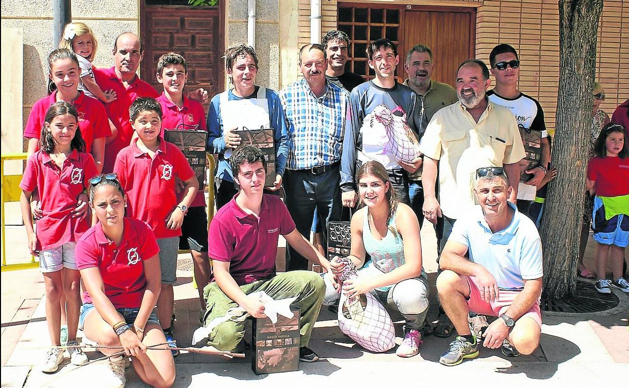 Participantes, autoridades y organizadores, tras la entrega de premios en la plaza de SanMiguel. 