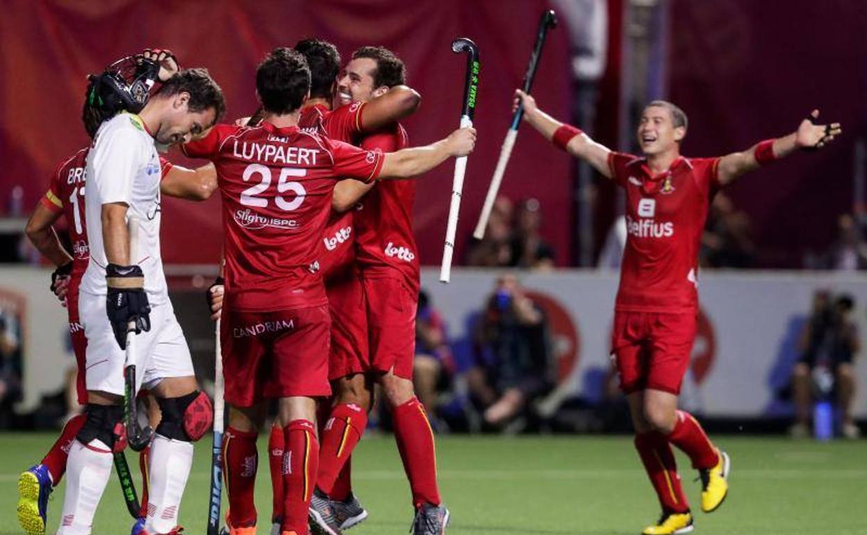 Los jugadores belgas, celebrando ante la desolación de los españoles.