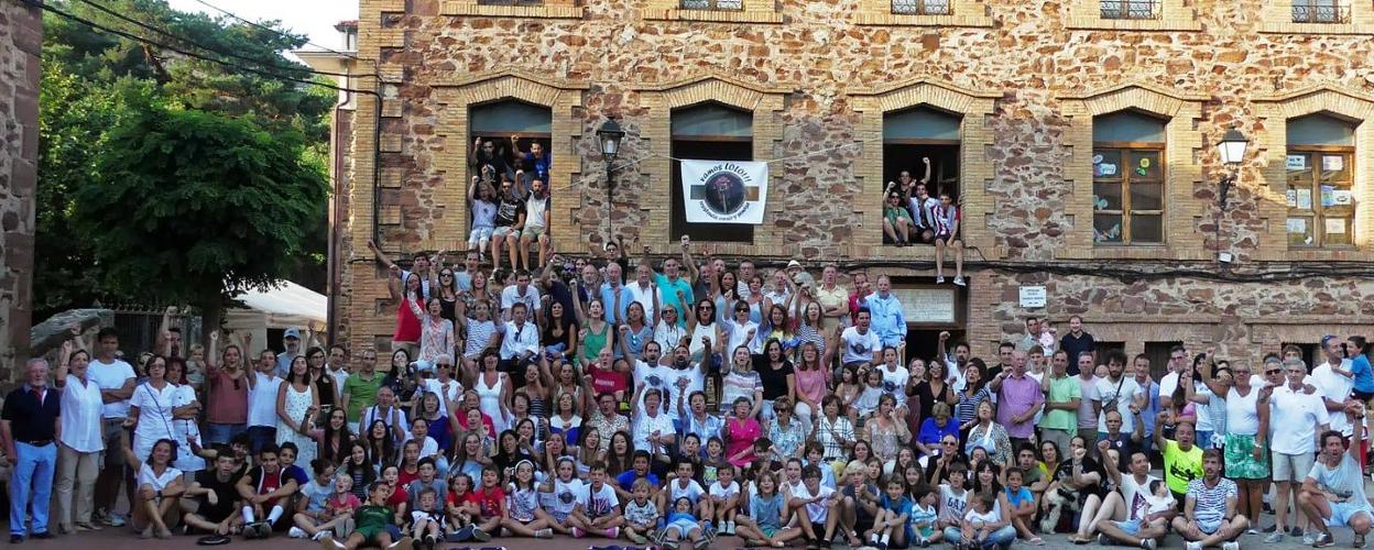 Su pueblo ha querido darle fuerza posando todos juntos. 