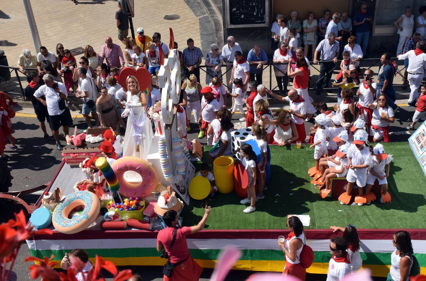 Fotos: Desfile de carrozas en las fiestas de Calahorra