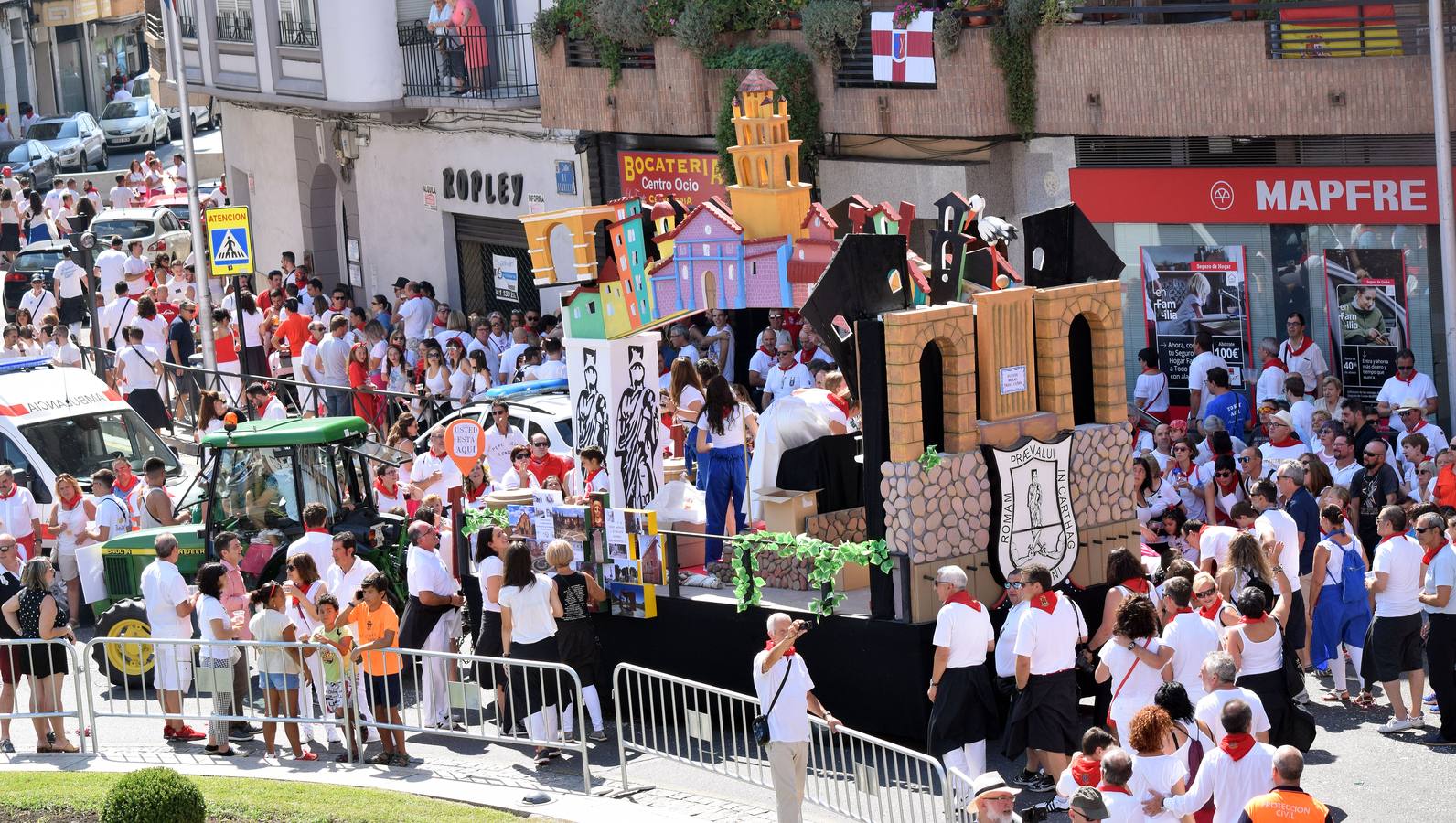 Fotos: Desfile de carrozas en las fiestas de Calahorra