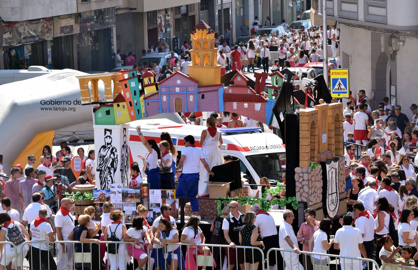 Fotos: Desfile de carrozas en las fiestas de Calahorra