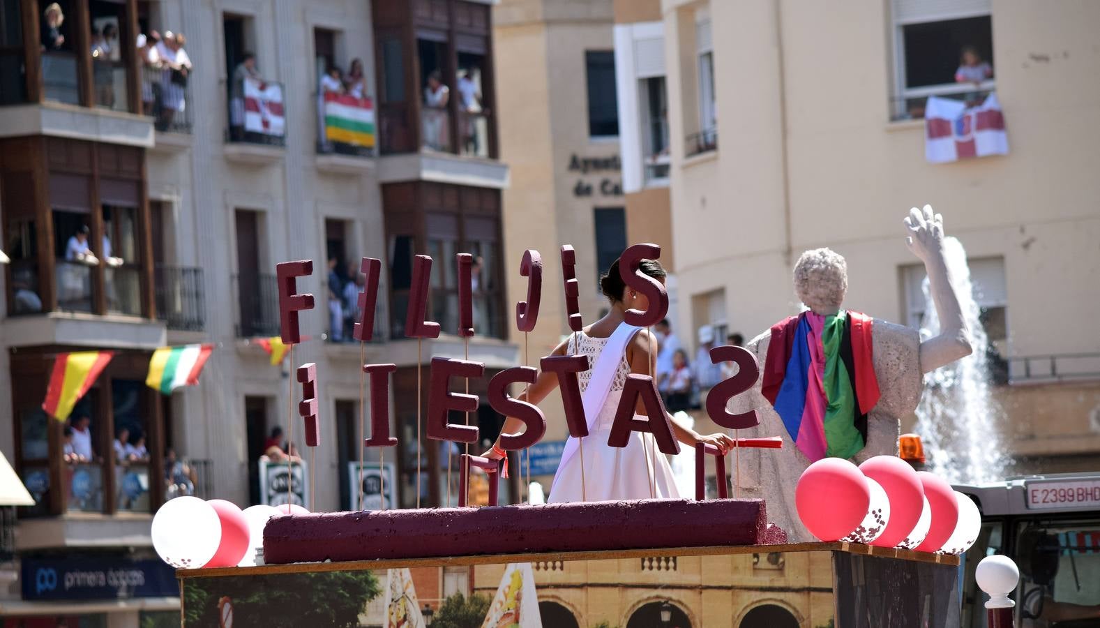 Fotos: Desfile de carrozas en las fiestas de Calahorra