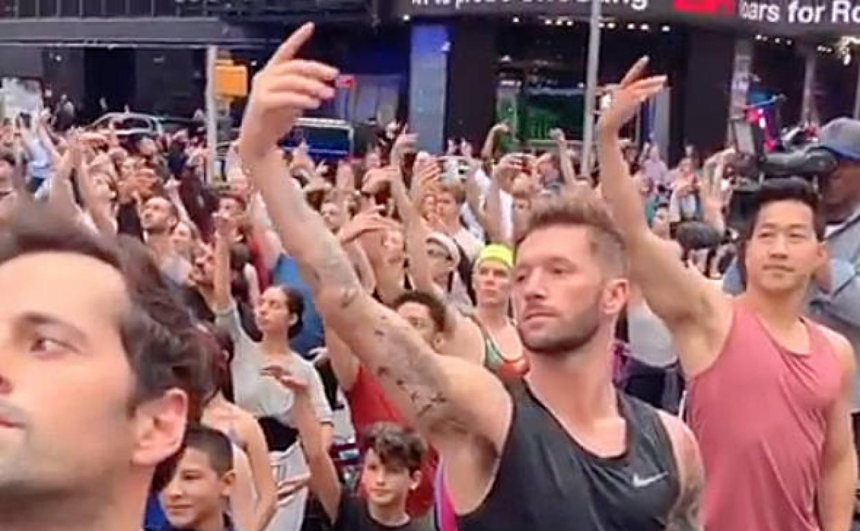 Cientos de personas bailan en Times Square el pasado lunes frente a los estudios de la cadena televisiva ABC