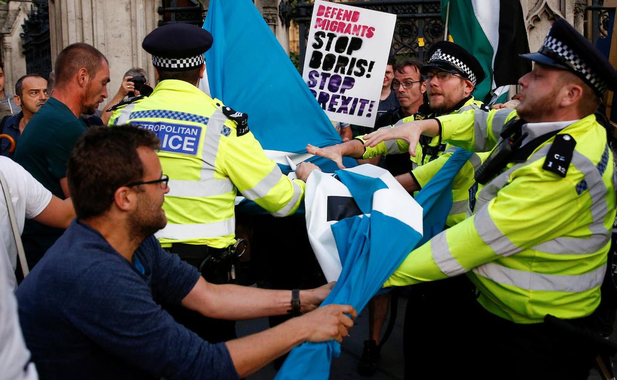 Protestas entre partidarios y contrarios al 'brexit'. 