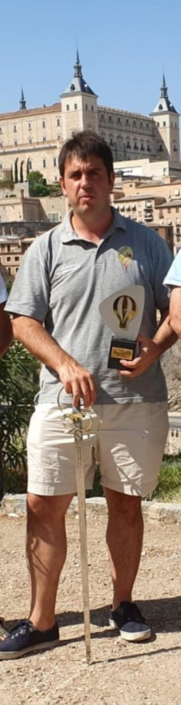 Iván Ayala posa con su trofeo de Campeón de España.