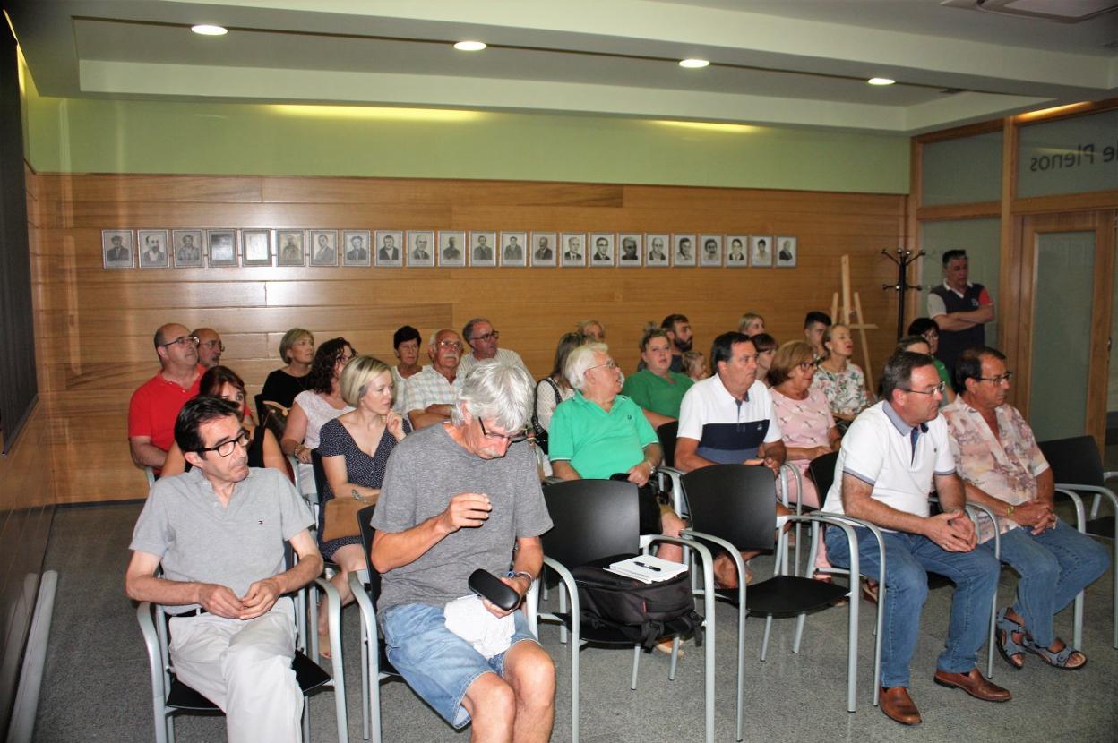 Algunos vecinos, durante el pleno celebrado el pasado miércoles. 