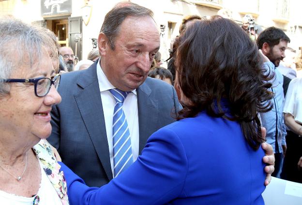 Concha Andreu recibe la felicitación del expresidente Pedro Sanz. :: juan marín