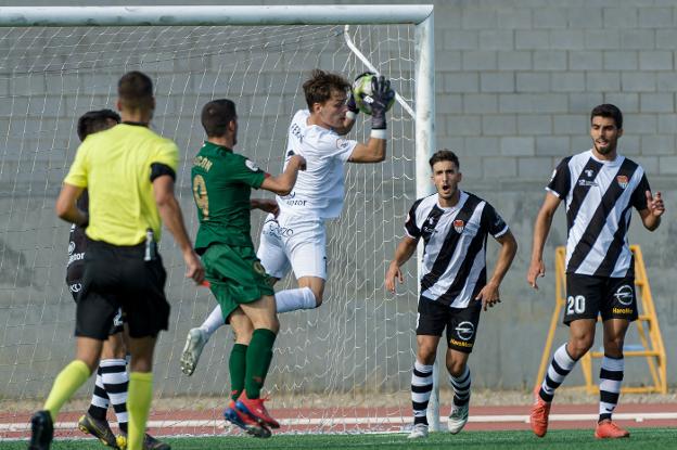 Fermín Sobrón atrapa un balón durante el primer partido de Liga jugado en El Mazo contra el Bilbao Athletic.