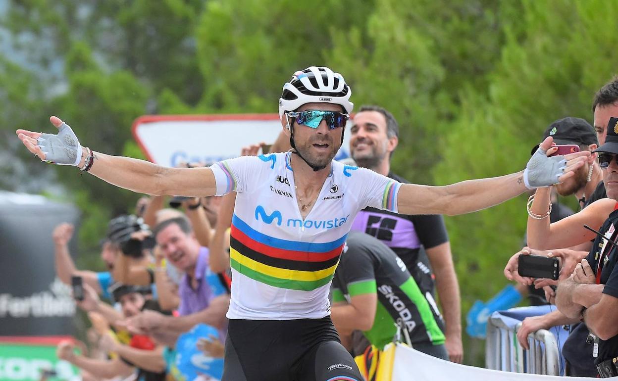 Alejandro Valverde celebra el triunfo de etapa. 