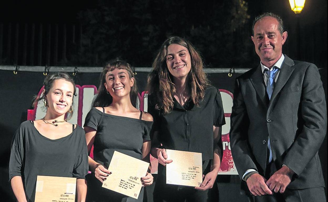 Las tres artistas recogen el Mazacote de Oro.