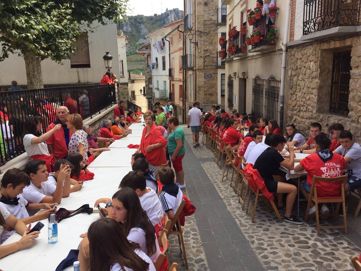 Una de la cuadrillas con integrantes de todas las edades. 