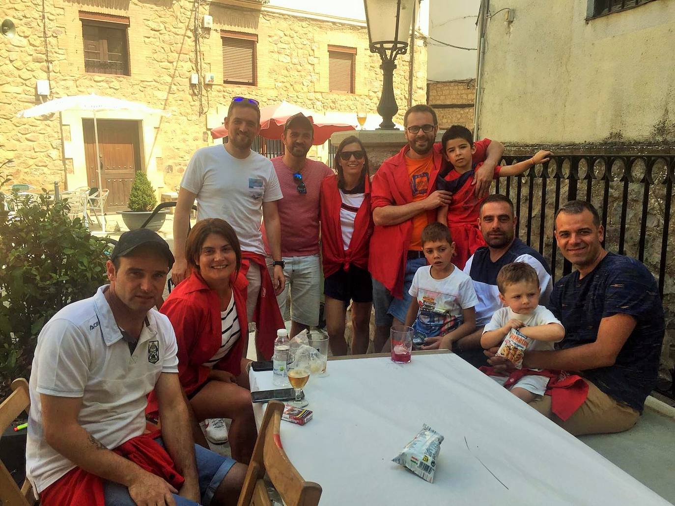 Una de la cuadrillas con integrantes de todas las edades. 