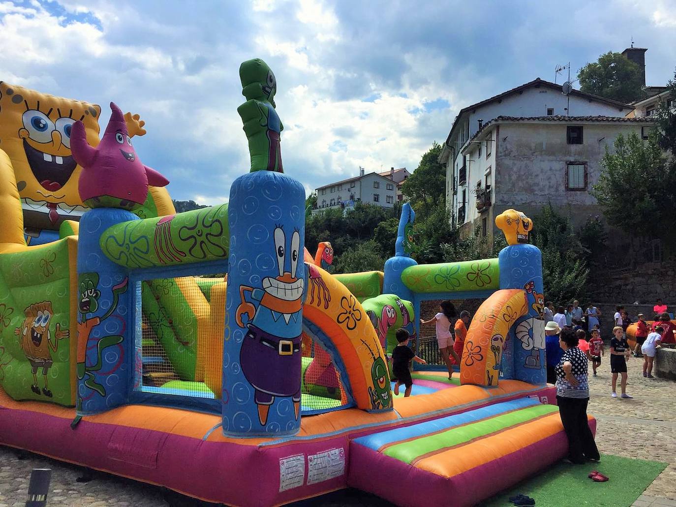 Una de la cuadrillas con integrantes de todas las edades. 