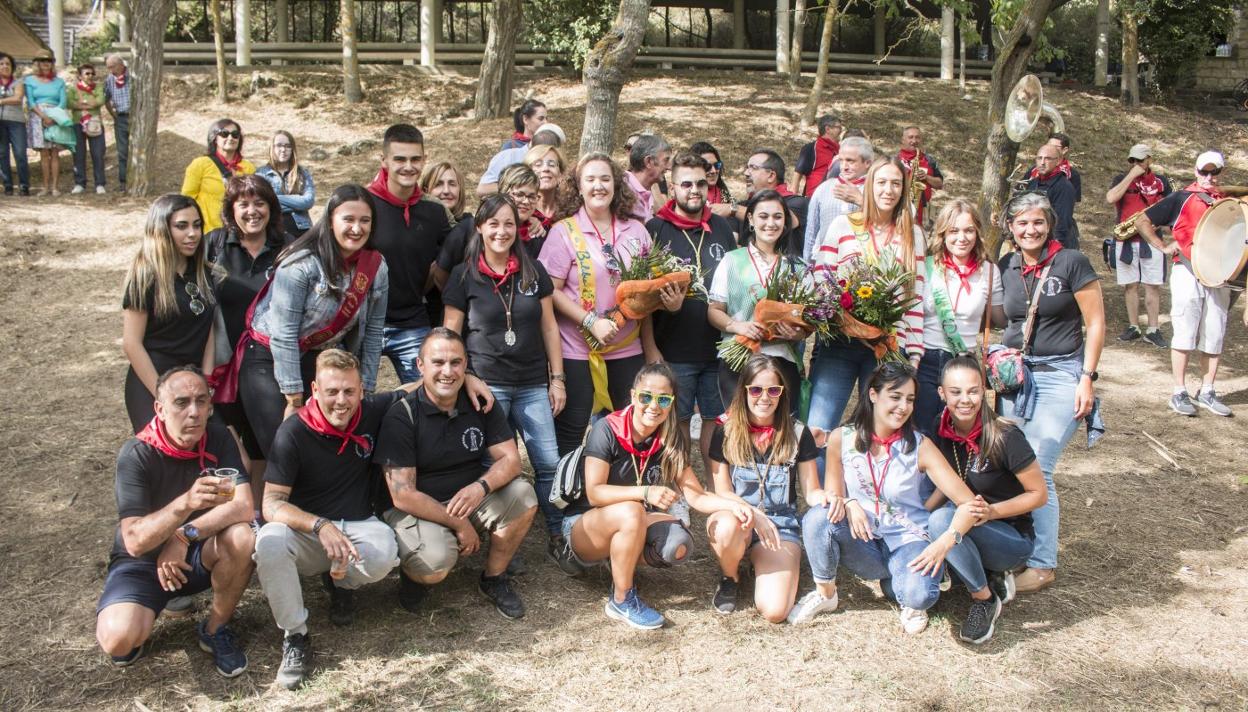 La Guapa de Bilibio y las damas, con los ramos de flores, rodeadas de cofrades y amigos. 