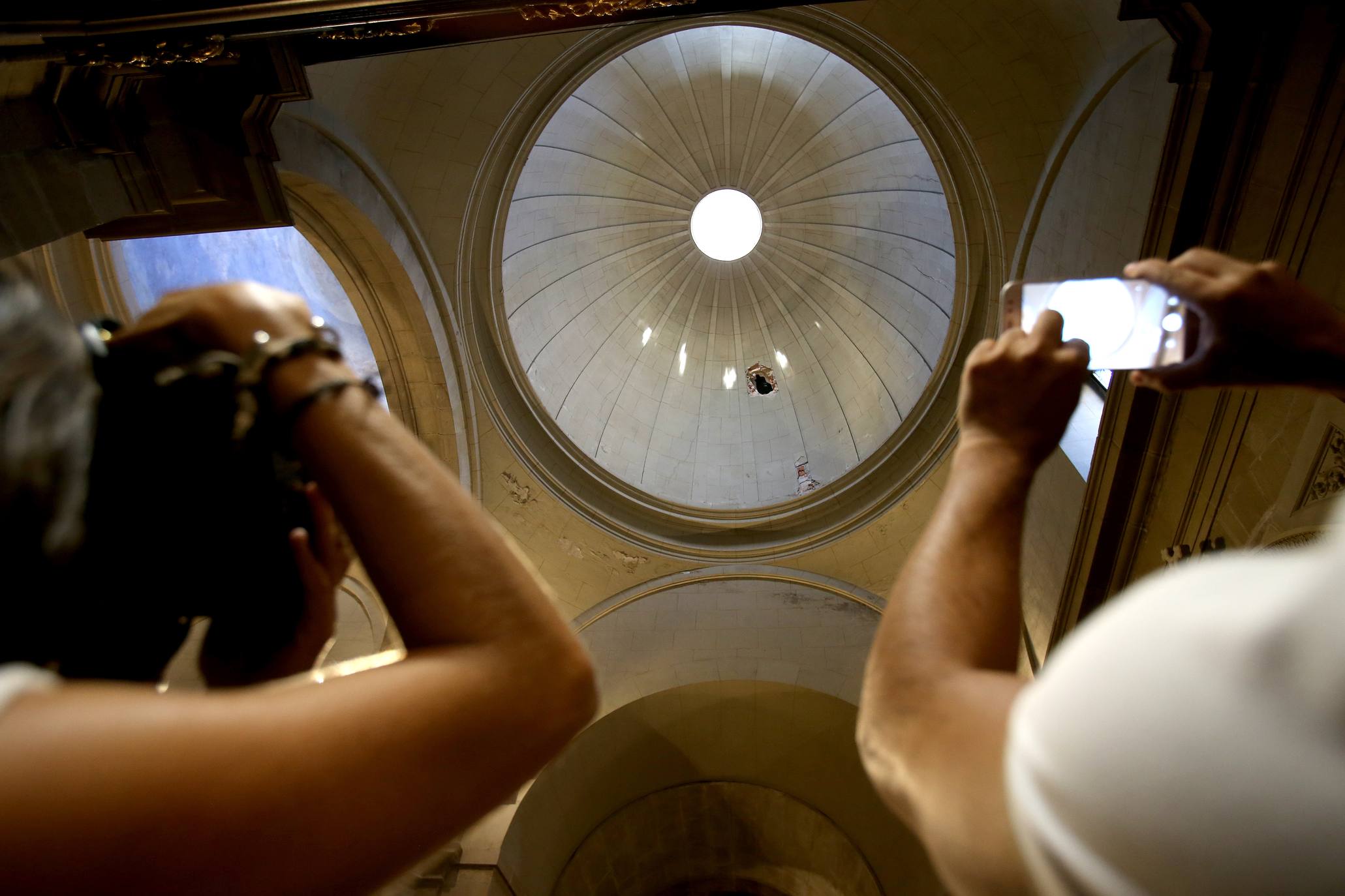 Fotos: Una grúa golpea un pináculo de La Redonda que atraviesa una cúpula y los cascotes hieren a una niña