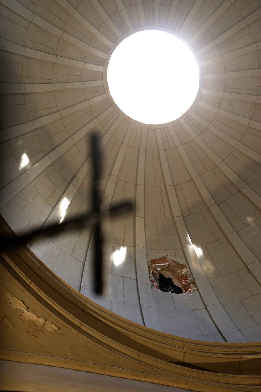 Fotos: Una grúa golpea un pináculo de La Redonda que atraviesa una cúpula y los cascotes hieren a una niña