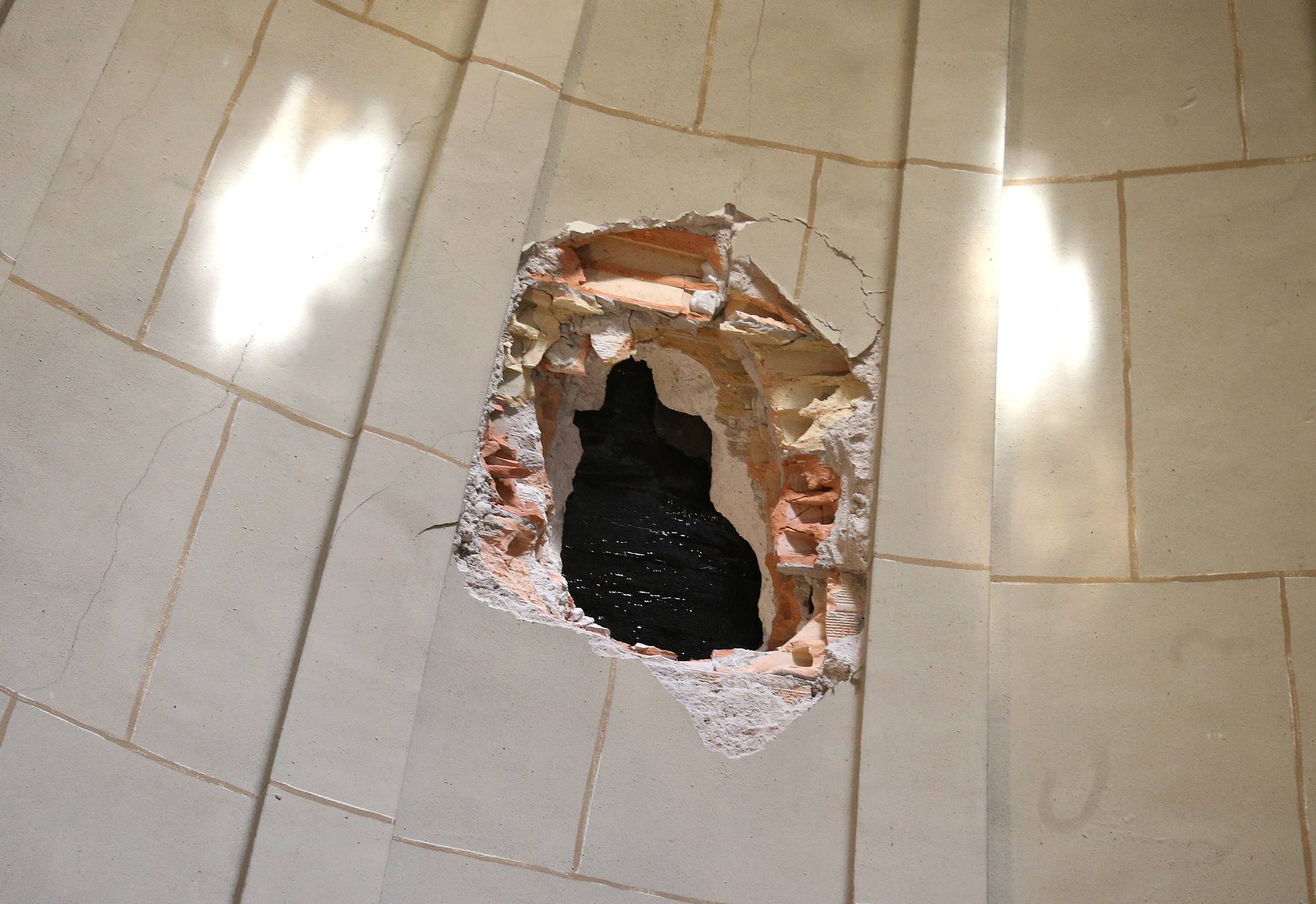 Fotos: Una grúa golpea un pináculo de La Redonda que atraviesa una cúpula y los cascotes hieren a una niña