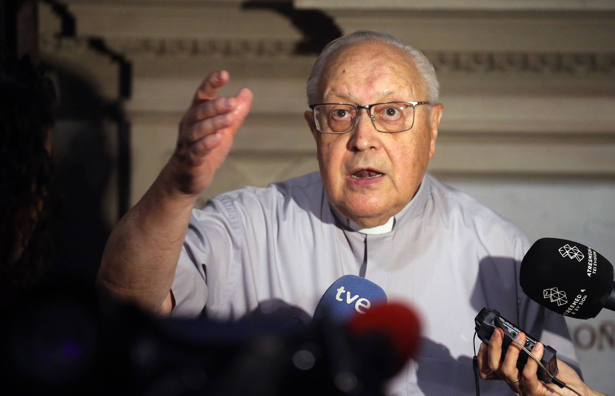 Fotos: Una grúa golpea un pináculo de La Redonda que atraviesa una cúpula y los cascotes hieren a una niña