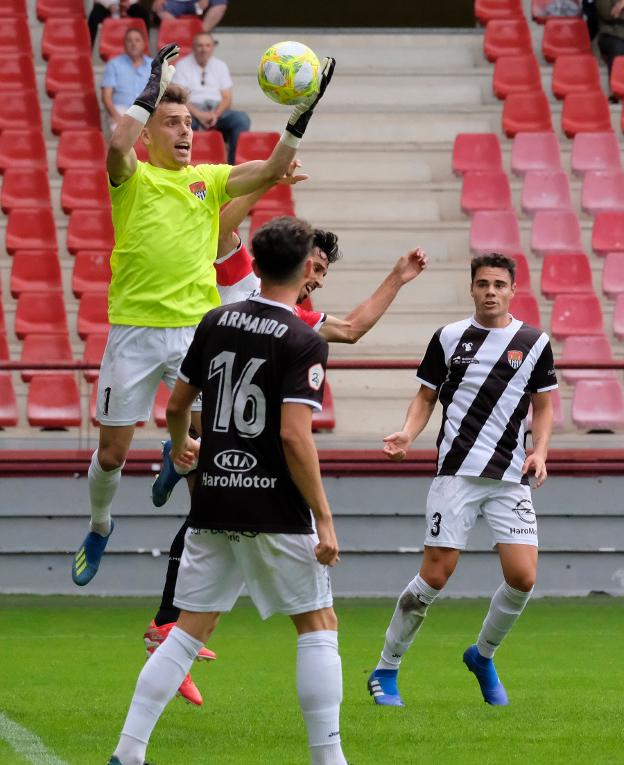 Fermín se hace con un balón aéreo durante el partido. 