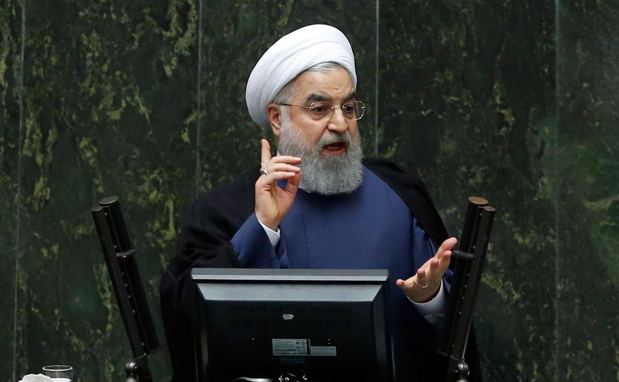 El presidente iraní, Hasán Rohaní, interviene en el Parlamento.