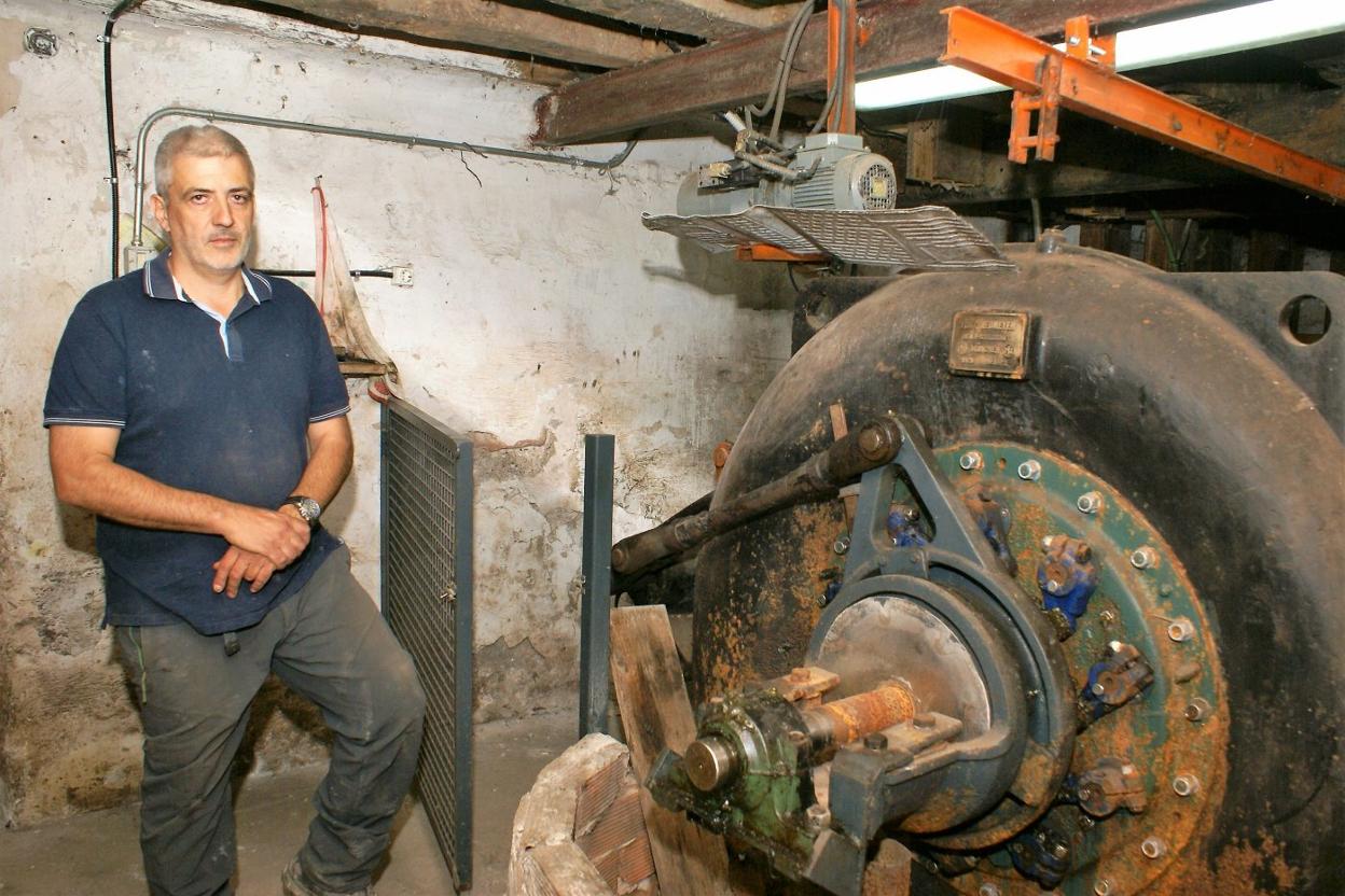 Raúl Vázquez, junto a la turbina que mueve la fábrica. :: F. D.