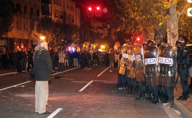 Un manifestante, ante la Policía Nacional el día de los incidentes.