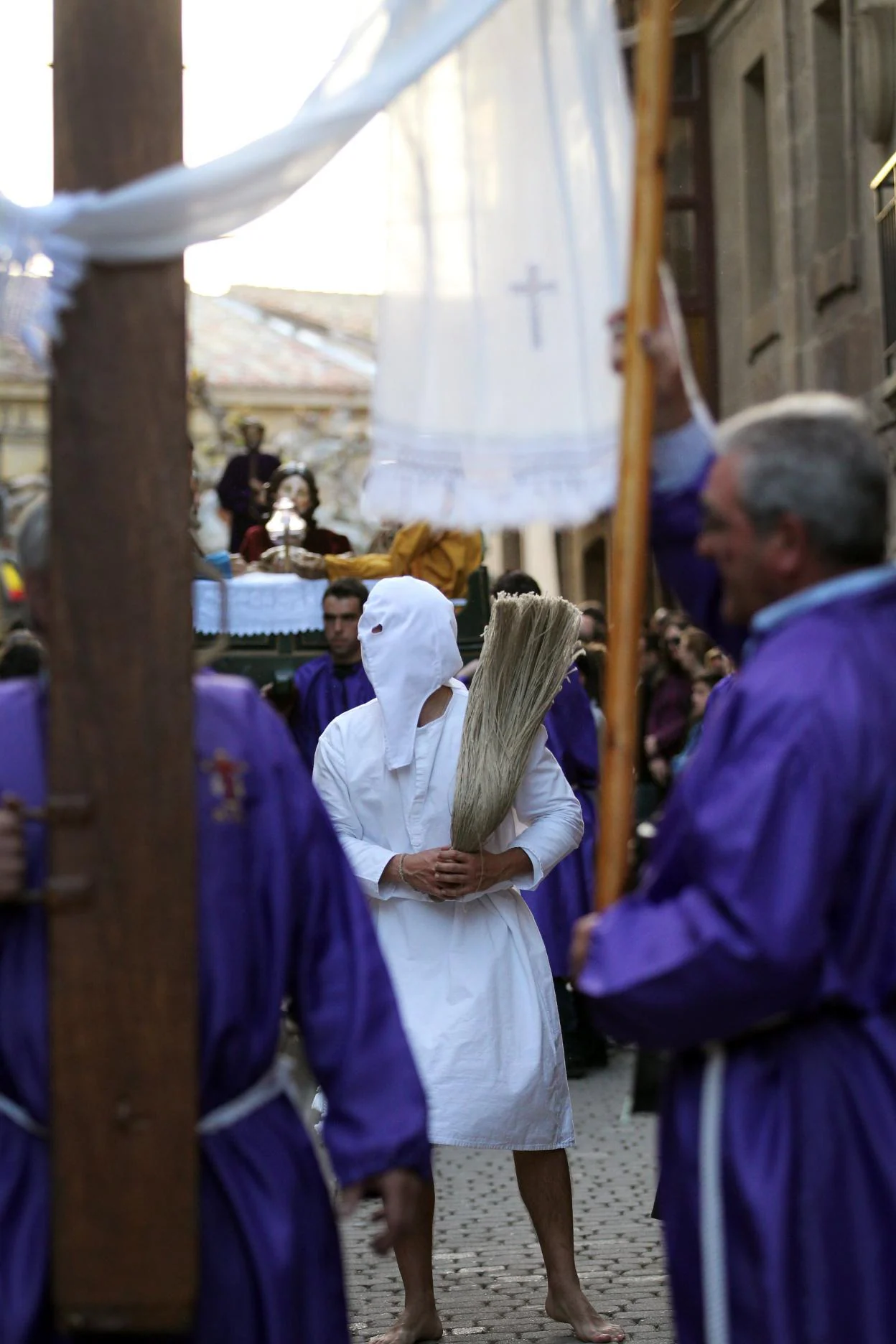 Uno de los disciplinantes, en las calles de San Vicente.:: j. rodríguez