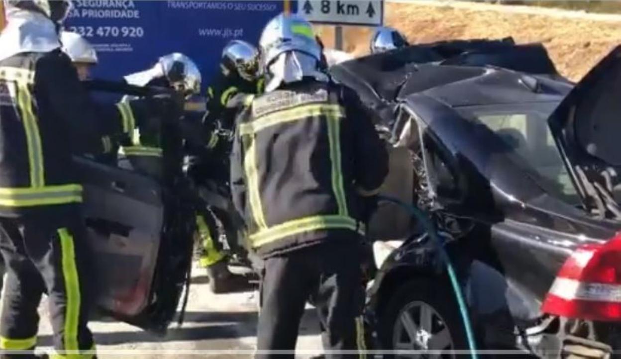 Trabajos de excarcelación del cuerpo y retirada del coche.