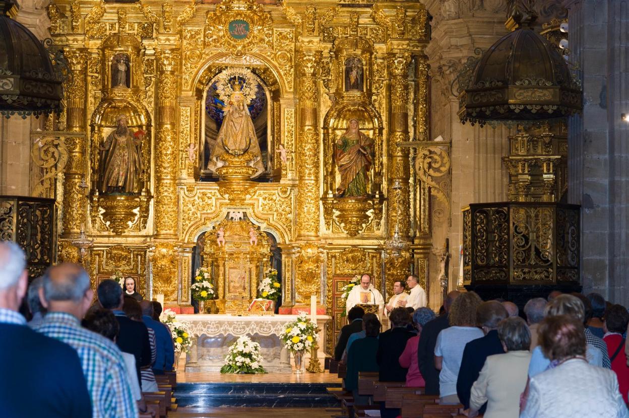 La Basílica de la Vega está siendo testigo desde el pasado 29 de agosto de la novena, que preceden a la fiestas de la Vega. :: donezar