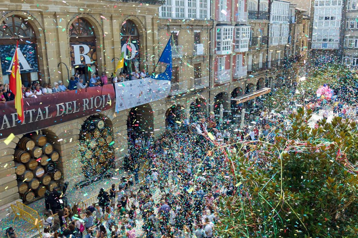 El confeti sobrevoló la plaza de la Paz instantes después de que se lanzara el cohete inaugural de las fiestas de la Virgen de la Vega. :: 