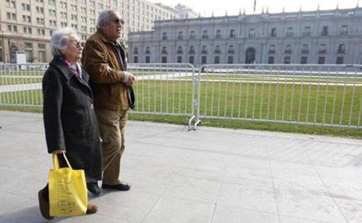 Una pareja de jubilados paseando.