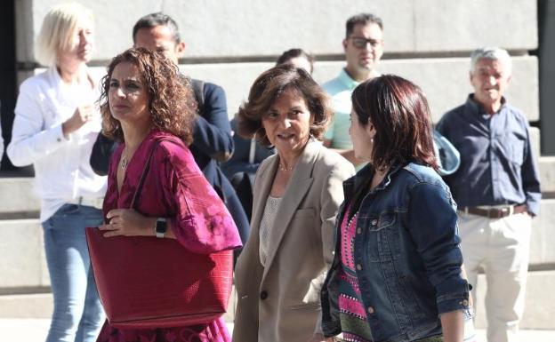Las socialistas Carmen Calvo (en el centro), la ministra María Jesús Montero y la portavoz parlamentaria, Adriana Lastra.