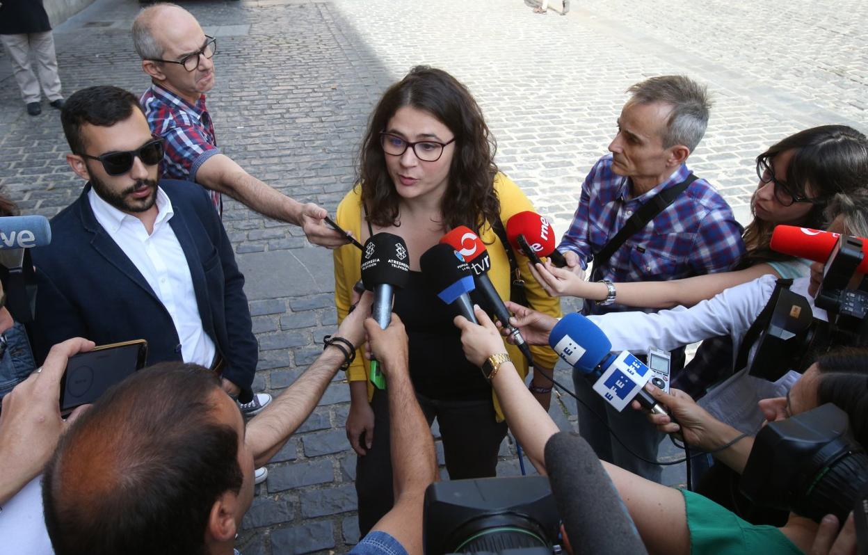 Mario Herrera (a la izquierda, con gafas oscuras) escuchando unas declaraciones a los medios de Raquel Romero en el Parlamento. :: j. marÍn 