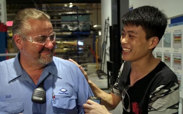 Una imagen de 'American Factory', con un trabajador estadounidense y otro chino en la fábrica de Fuyao en Dayton (Ohio)..