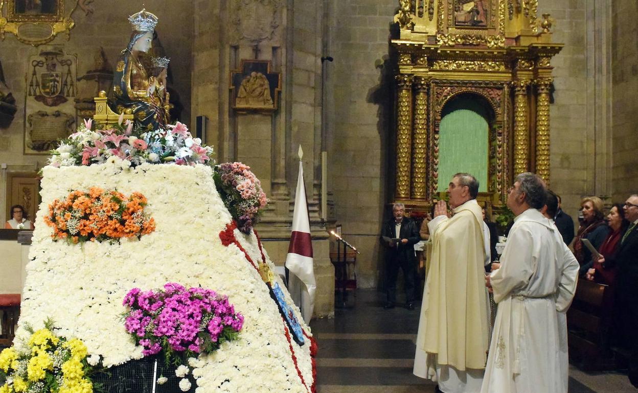 Ofrenda de flores a la Virgen de Valvanera.