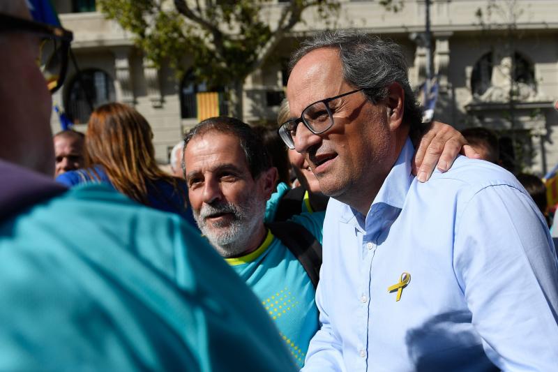 Cientos de miles de personas se manifestaron este miércoles en Barcelona a favor de la independencia y reclamando la libertad de los presos secesionistas. Según la Guardia Urbana, en torno a 600.000 personas participaron en la protesta organizada por la ANC y Ómnium Cultural, convertida ya en una tradición en el inicio político en Cataluña. La jornada terminó con el desalojo del parque de la Ciutadella de Barcelona tras dispersar a los cerca de 300 manifestantes independentistas que se concentraban las puertas del Parlament, entre insultos y momentos de tensión de los Mossos d'Esquadra con algunos grupos de activistas.