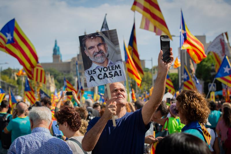 Cientos de miles de personas se manifestaron este miércoles en Barcelona a favor de la independencia y reclamando la libertad de los presos secesionistas. Según la Guardia Urbana, en torno a 600.000 personas participaron en la protesta organizada por la ANC y Ómnium Cultural, convertida ya en una tradición en el inicio político en Cataluña. La jornada terminó con el desalojo del parque de la Ciutadella de Barcelona tras dispersar a los cerca de 300 manifestantes independentistas que se concentraban las puertas del Parlament, entre insultos y momentos de tensión de los Mossos d'Esquadra con algunos grupos de activistas.