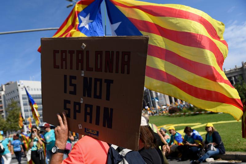 Cientos de miles de personas se manifestaron este miércoles en Barcelona a favor de la independencia y reclamando la libertad de los presos secesionistas. Según la Guardia Urbana, en torno a 600.000 personas participaron en la protesta organizada por la ANC y Ómnium Cultural, convertida ya en una tradición en el inicio político en Cataluña. La jornada terminó con el desalojo del parque de la Ciutadella de Barcelona tras dispersar a los cerca de 300 manifestantes independentistas que se concentraban las puertas del Parlament, entre insultos y momentos de tensión de los Mossos d'Esquadra con algunos grupos de activistas.