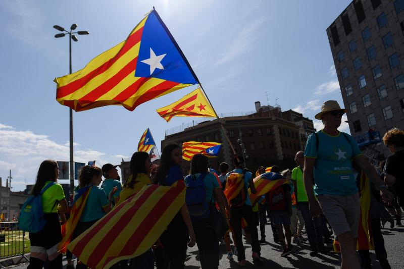 Cientos de miles de personas se manifestaron este miércoles en Barcelona a favor de la independencia y reclamando la libertad de los presos secesionistas. Según la Guardia Urbana, en torno a 600.000 personas participaron en la protesta organizada por la ANC y Ómnium Cultural, convertida ya en una tradición en el inicio político en Cataluña. La jornada terminó con el desalojo del parque de la Ciutadella de Barcelona tras dispersar a los cerca de 300 manifestantes independentistas que se concentraban las puertas del Parlament, entre insultos y momentos de tensión de los Mossos d'Esquadra con algunos grupos de activistas.