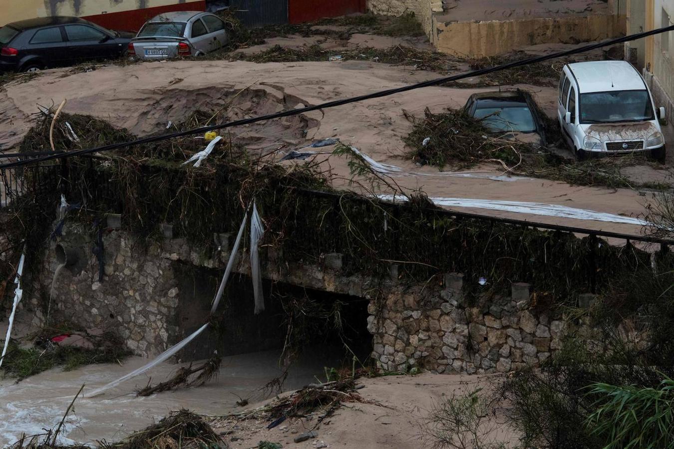 Barro cumulado en las ramblas de la localidad de Ontinyent.