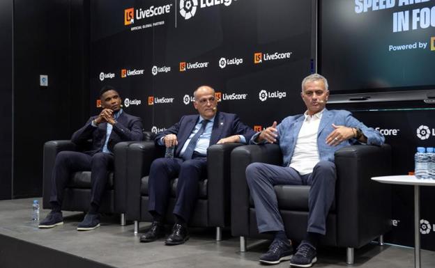 Samuel Eto'o, Javier Tebas y José Mourinho, durante un acto de LiveScore en la sede de LaLiga.