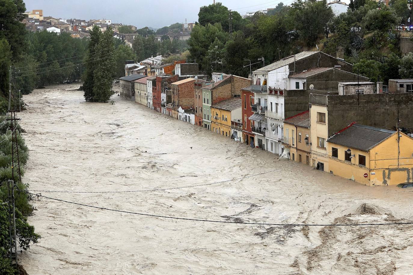 El río Clariano se desborda a su paso por la localidad valenciana de Ontinyent.