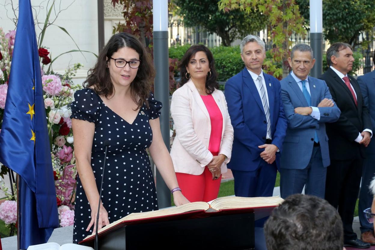 Romero, durante su toma de posesión, en presencia de Andreu y del resto de sus compañeros en el Consejo de Gobierno. :: juan marín