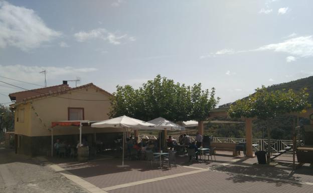 El joven cayó desde la esquina de la plaza (tras la terraza del bar)